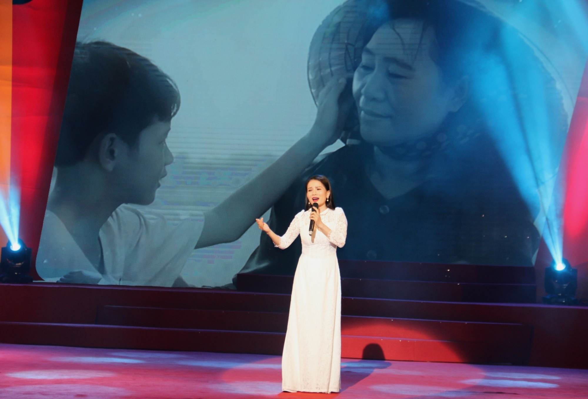 Xúc động chương trình nghệ thuật “Tiếng gọi non sông” xuc dong chuong trinh nghe thuat tieng goi non song