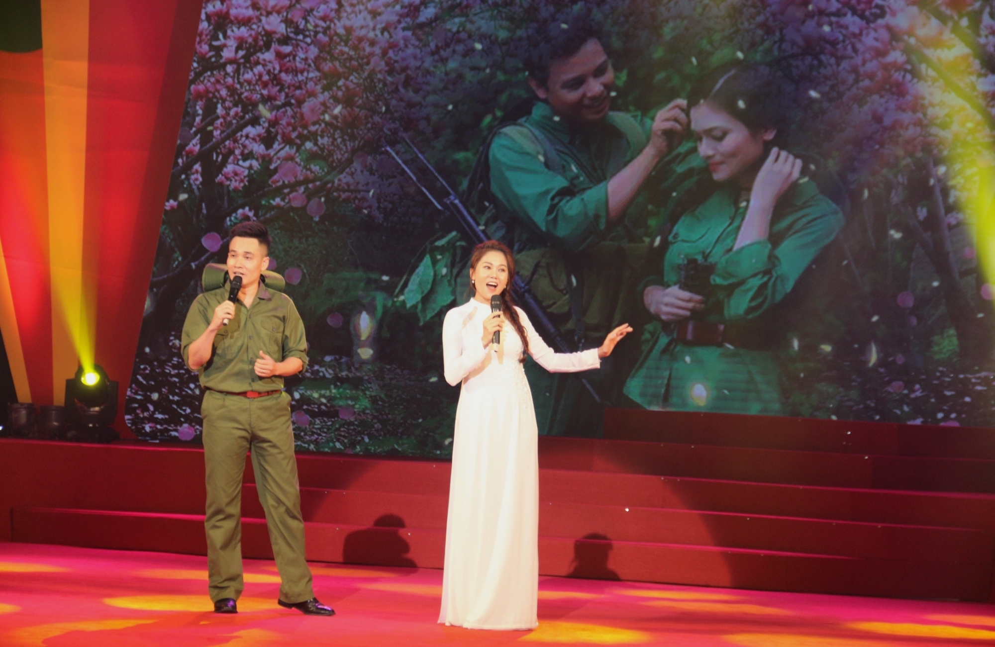 Xúc động chương trình nghệ thuật “Tiếng gọi non sông” xuc dong chuong trinh nghe thuat tieng goi non song