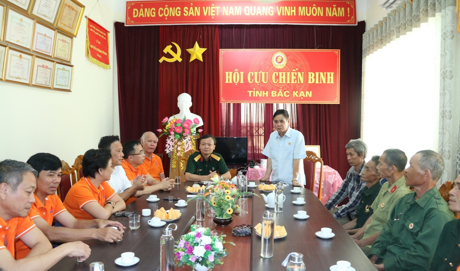 Hội CCB Cơ quan Tập đoàn: Thăm hỏi, tặng quà các gia đình chính sách tỉnh Cao Bằng, Bắc Kạn
