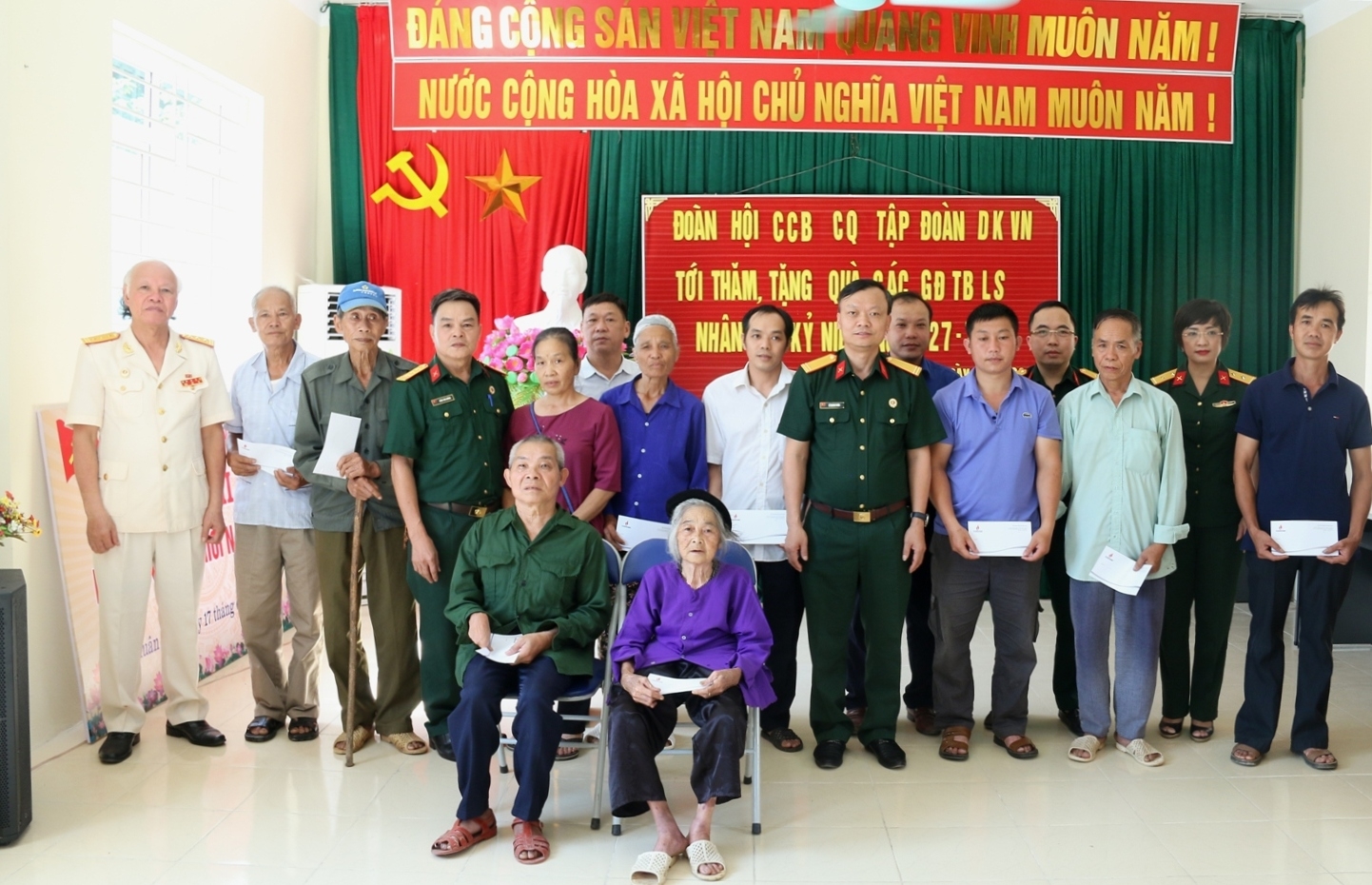 Hội CCB Cơ quan Tập đoàn: Thăm hỏi, tặng quà các gia đình chính sách tỉnh Cao Bằng, Bắc Kạn