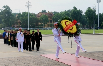 Hội CCB Tập đoàn dâng hoa tưởng niệm và vào Lăng viếng Chủ tịch Hồ Chí Minh