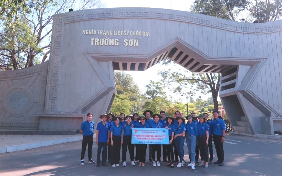 Đoàn Thanh niên PV Power dâng hương tưởng niệm tại Nghĩa trang liệt sĩ quốc gia Trường Sơn
