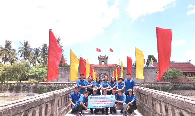 Đoàn Thanh niên PV Power dâng hương tưởng niệm tại Nghĩa trang liệt sĩ quốc gia Trường Sơn