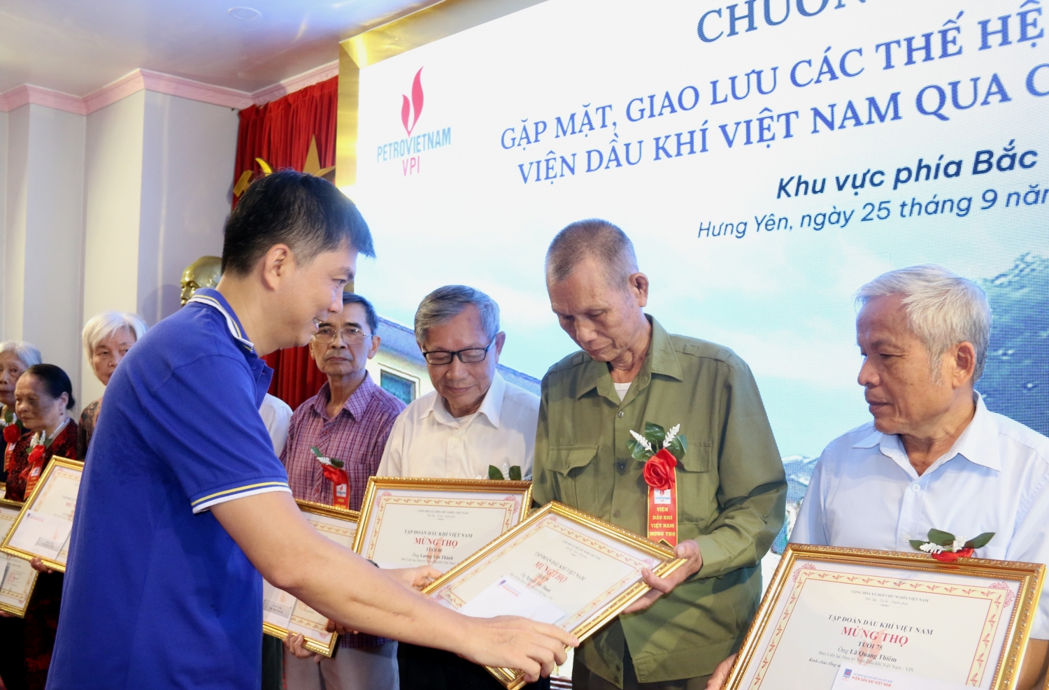 Gặp mặt, giao lưu giữa các thế hệ cán bộ, người lao động VPI qua các thời thời kỳ năm 2022