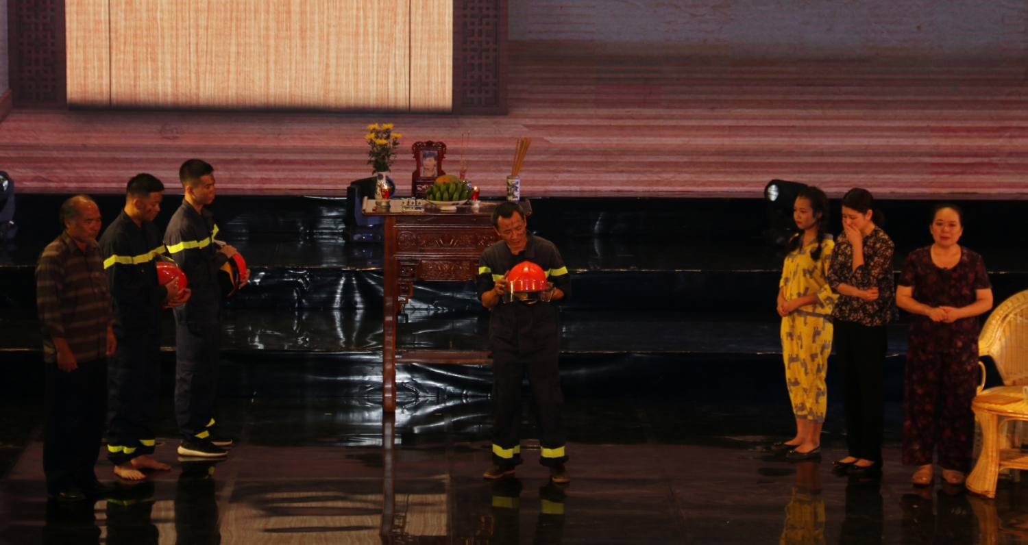 Tiểu phẩm về “Người lính cứu hỏa” do các nghệ sĩ diễn viên Nhà hát Kịch Việt Nam biểu diễn