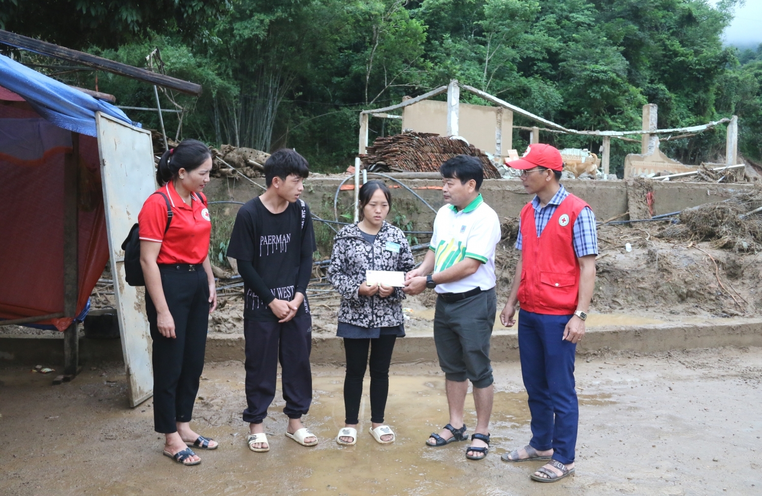PVFCCo chia sẻ với đồng bào vùng lũ Kỳ Sơn, Nghệ An PVFCCo chia sẻ với đồng bào vùng lũ Kỳ Sơn, Nghệ An