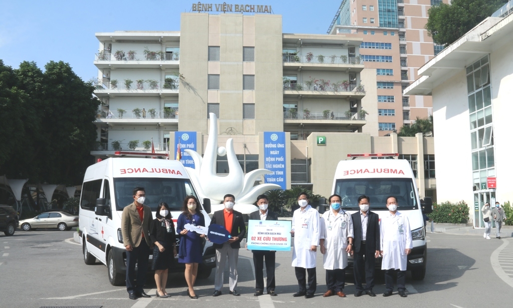 Petrovietnam trao tặng 2 xe cứu thương cho Bệnh viện Bạch Mai