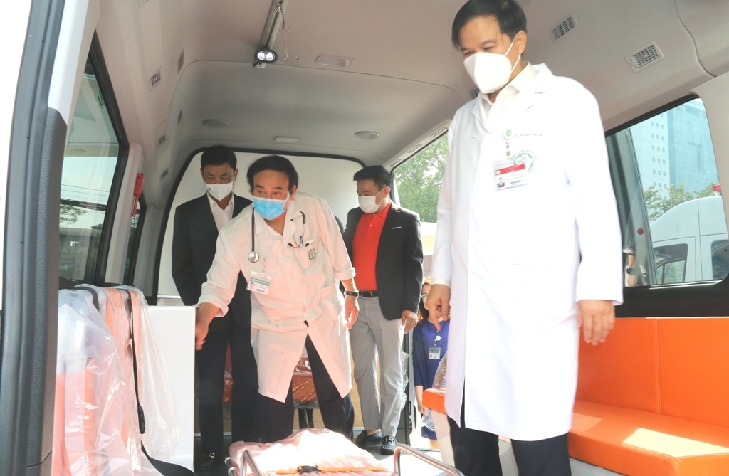 Petrovietnam trao tặng 2 xe cứu thương cho Bệnh viện Bạch Mai