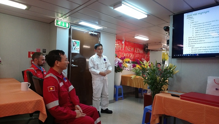 Đoàn công tác Petrovietnam thăm và làm việc tại giàn Chim Sáo