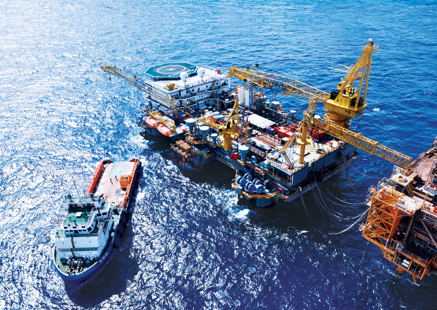 Các công trình dầu khí làm việc trên Biển Đông.
