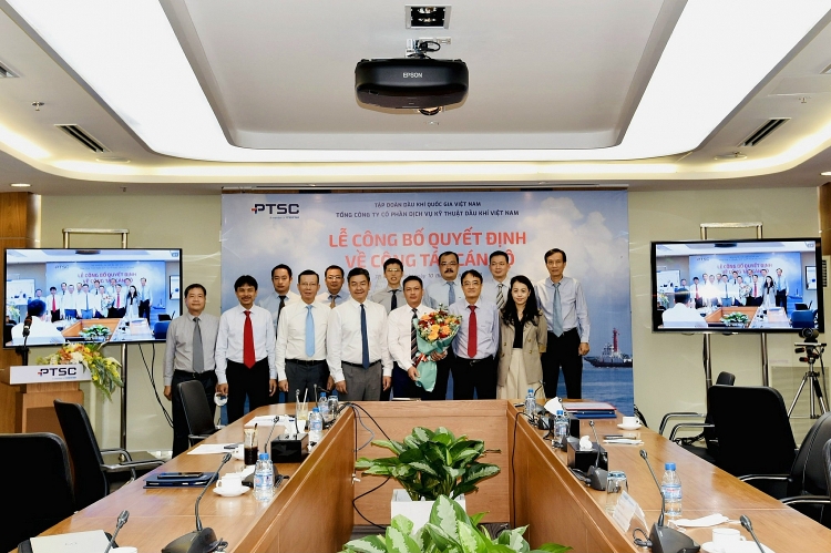 Ban lãnh đạo PTSC chúc mừng đồng chí Đỗ Huy Thế