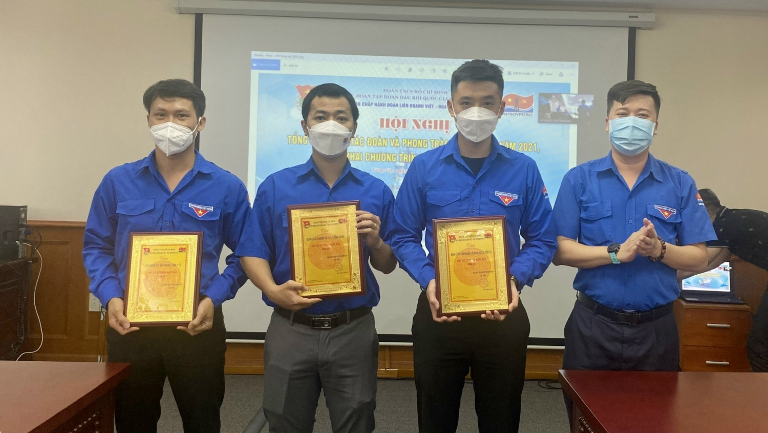 Trao biểu trưng cho 03 cơ sở Đoàn đạt danh hiệu hoàn thành xuất sắc nhiệm vụ Trao biểu trưng cho 03 cơ sở Đoàn đạt danh hiệu hoàn thành xuất sắc nhiệm vụ