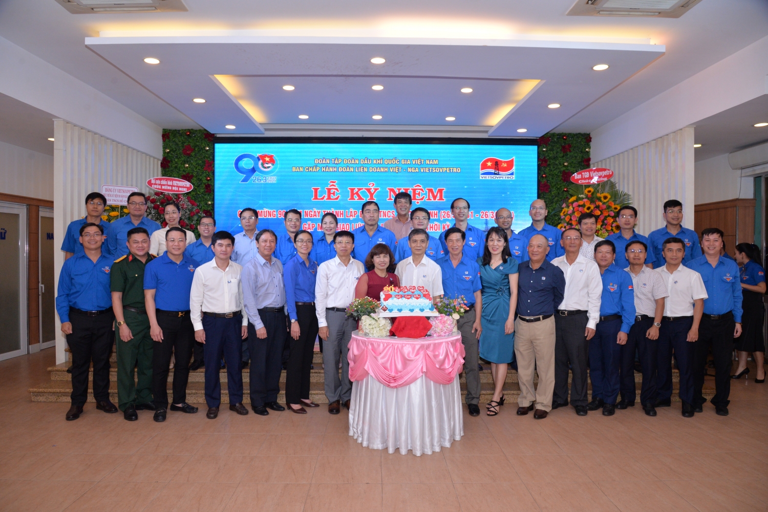 Cán bộ đoàn Vietsovpetro các thời kỳ tham dự lễ kỷ niệm 90 năm thành lập Đoàn TNCS Hồ Chí Minh Cán bộ đoàn Vietsovpetro các thời kỳ tham dự lễ kỷ niệm 90 năm thành lập Đoàn TNCS Hồ Chí Minh