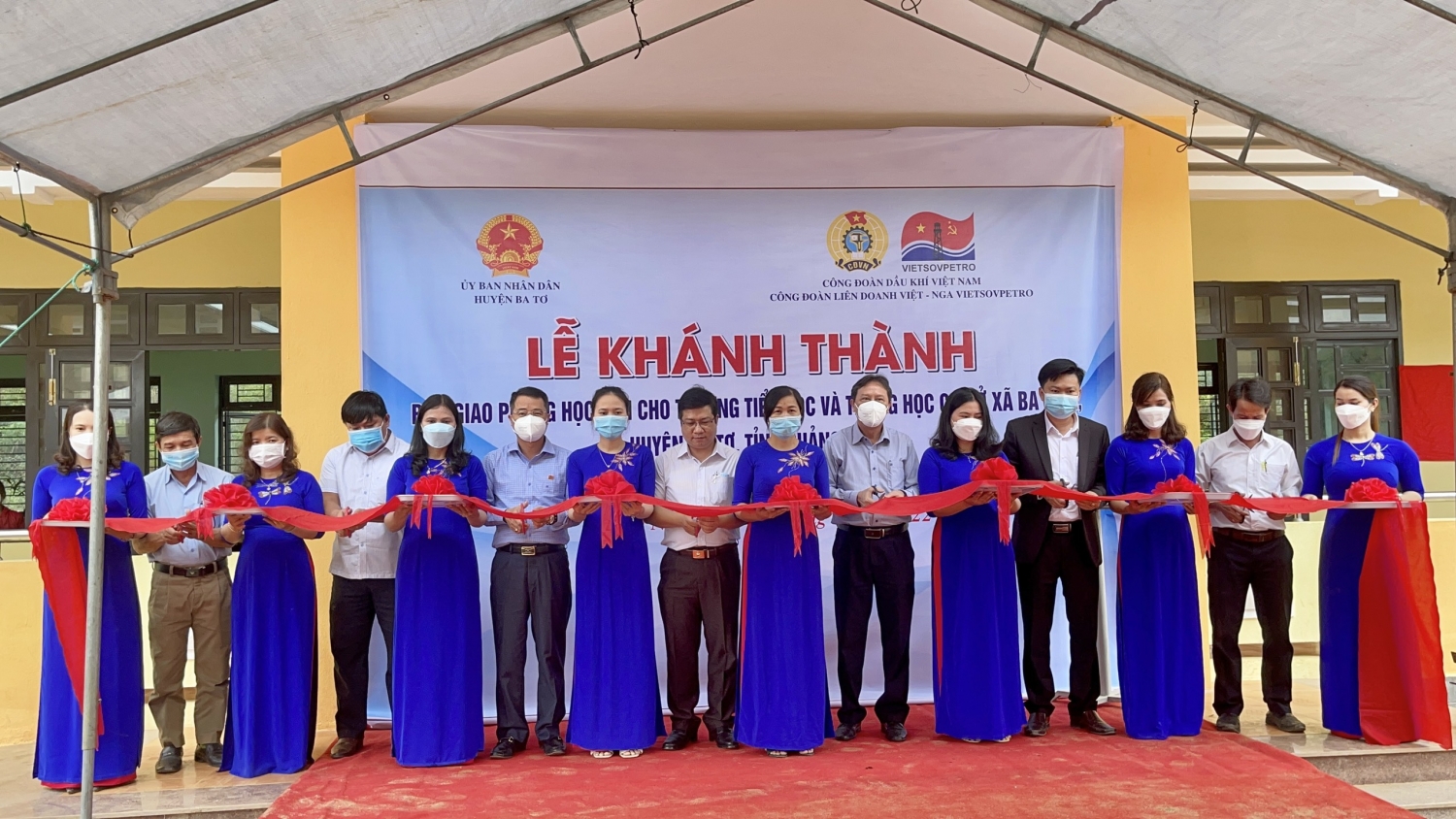 Các đồng chí lãnh đạo Công đoàn Vietsovpetro và chính quyền địa phương tổ chức lễ cắt băng khánh thành phòng học mới tại huyện Ba Tơ, tỉnh Quảng Ngãi