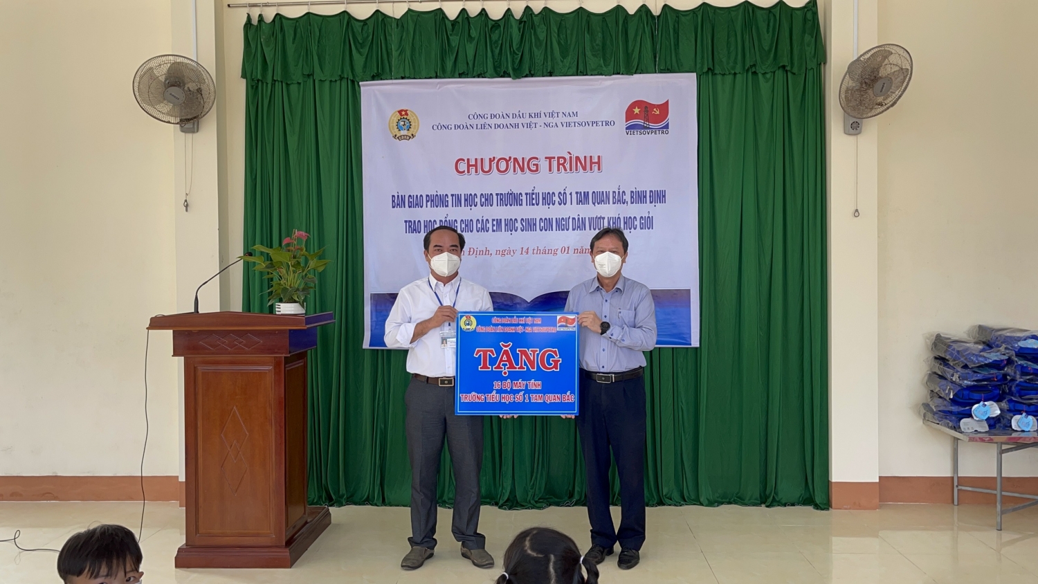 Công đoàn Vietsovpetro bàn giao hỗ trợ 16 bộ máy tính cho Trường tiểu học số I Tam Quan Bắc, Bình Định