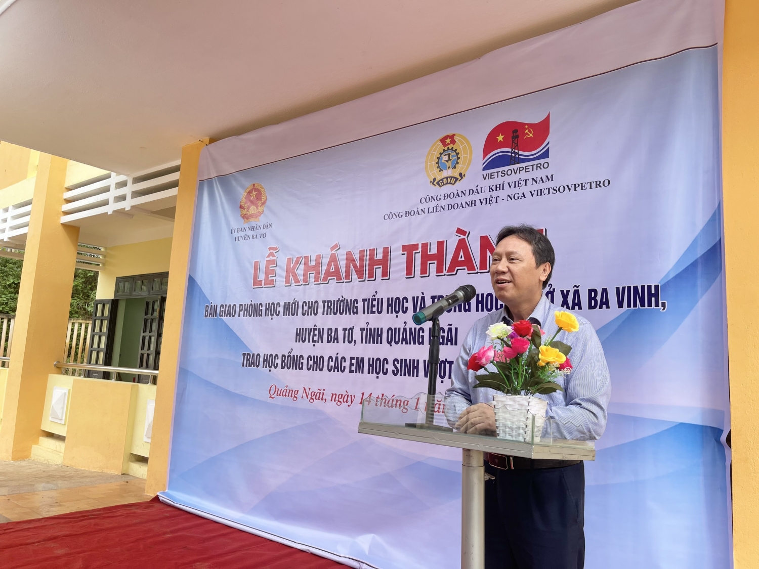 Đồng chí Nguyễn Quốc Đạt phát biểu tại lễ khánh thành phòng học mới xã Ba Vinh, huyện Ba Tơ, tỉnh Quảng Ngãi