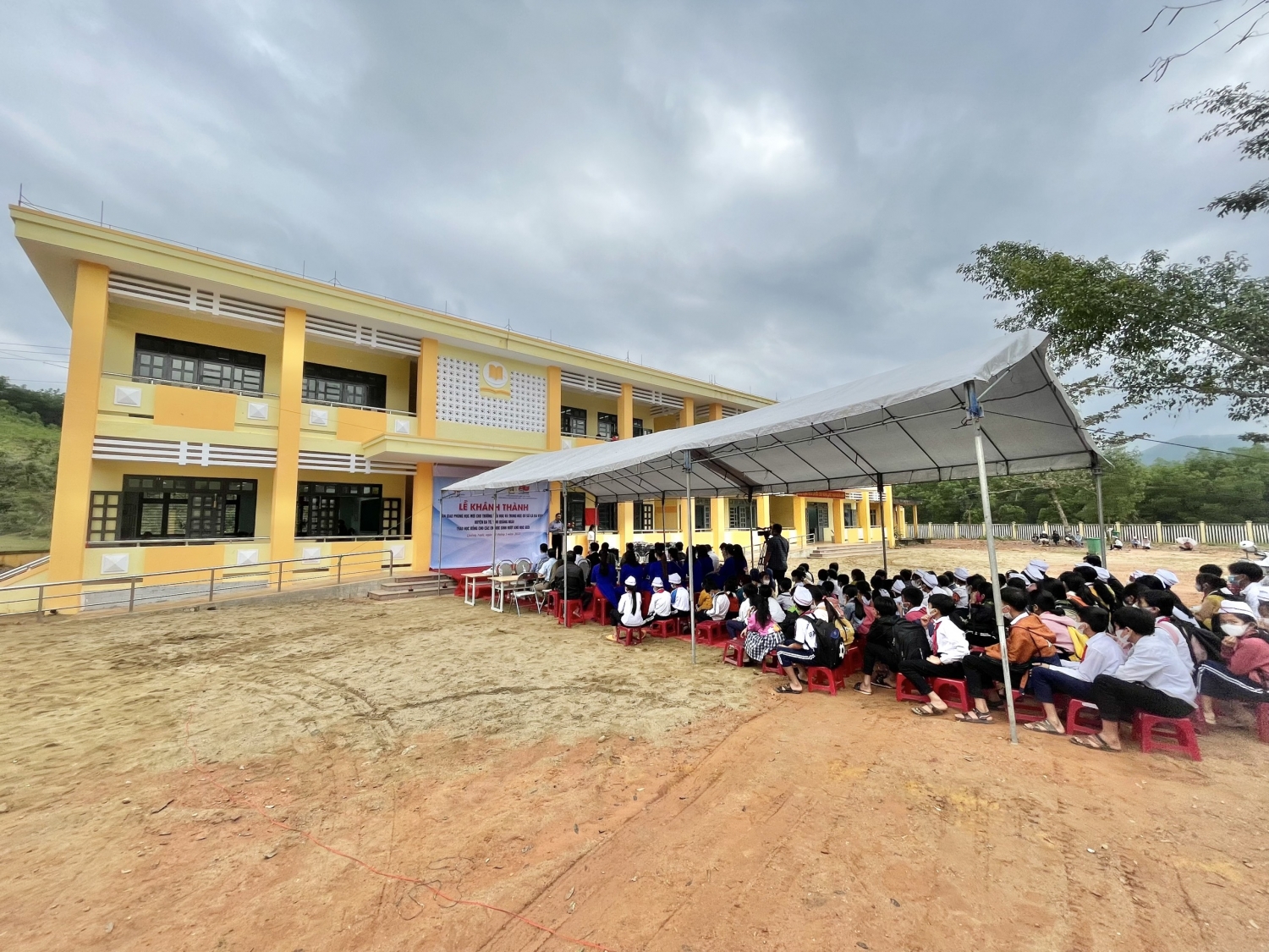 Toàn cảnh lễ khánh thành phòng học mới tại xã Ba Vinh, huyện Ba Tơ, tỉnh Quảng Ngãi