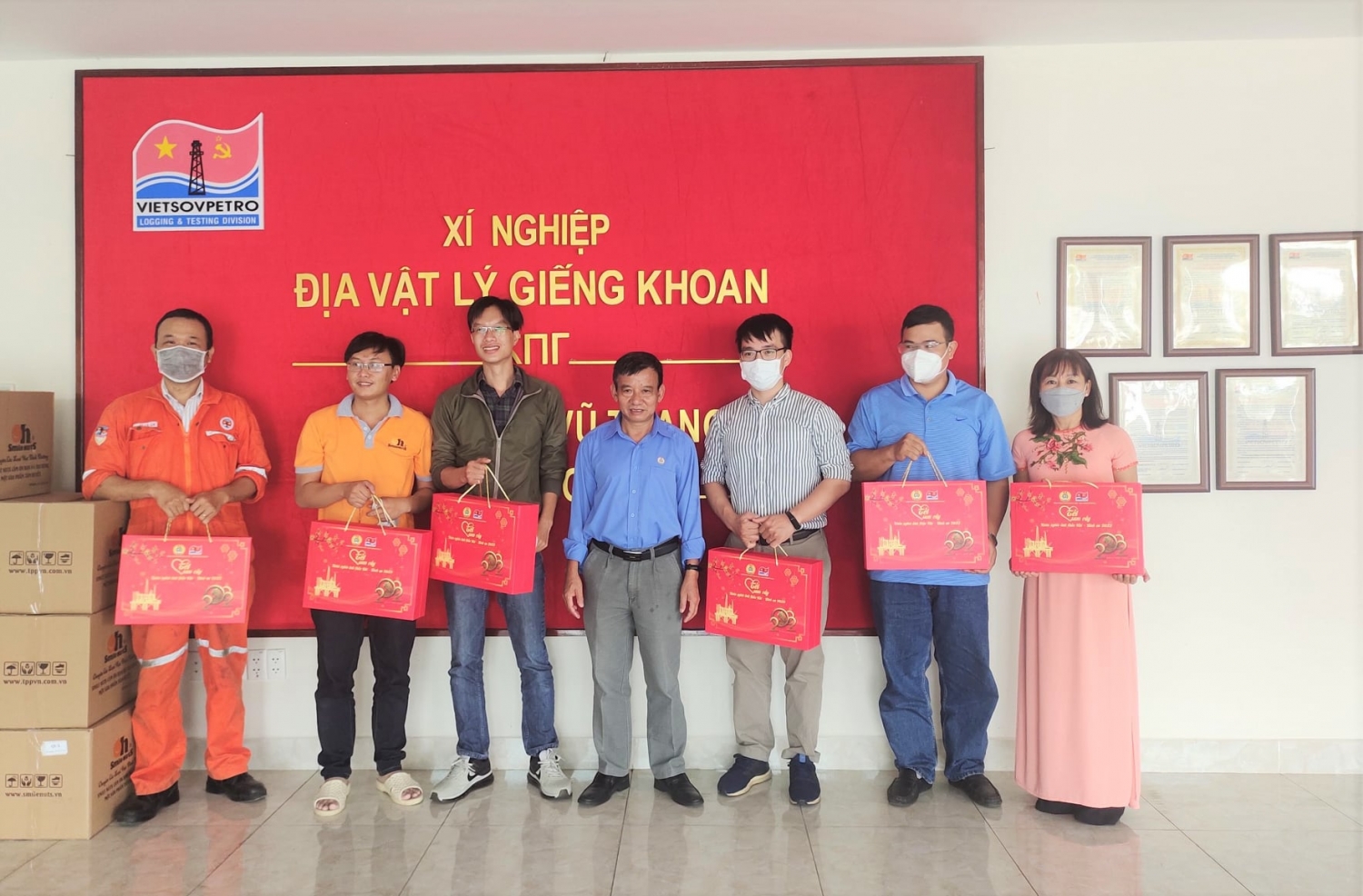Vietsovpetro: “Tết sum vầy – Xuân nghĩa tình Dầu khí – Bình an” Vietsovpetro: “Tết sum vầy – Xuân nghĩa tình Dầu khí – Bình an”