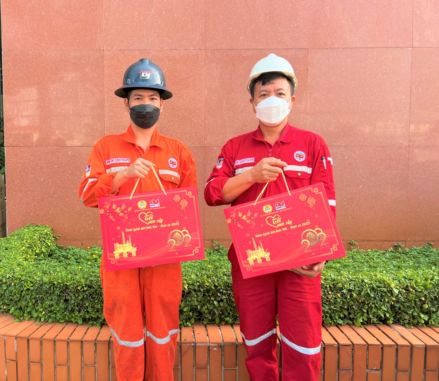 Vietsovpetro: “Tết sum vầy – Xuân nghĩa tình Dầu khí – Bình an” Vietsovpetro: “Tết sum vầy – Xuân nghĩa tình Dầu khí – Bình an”