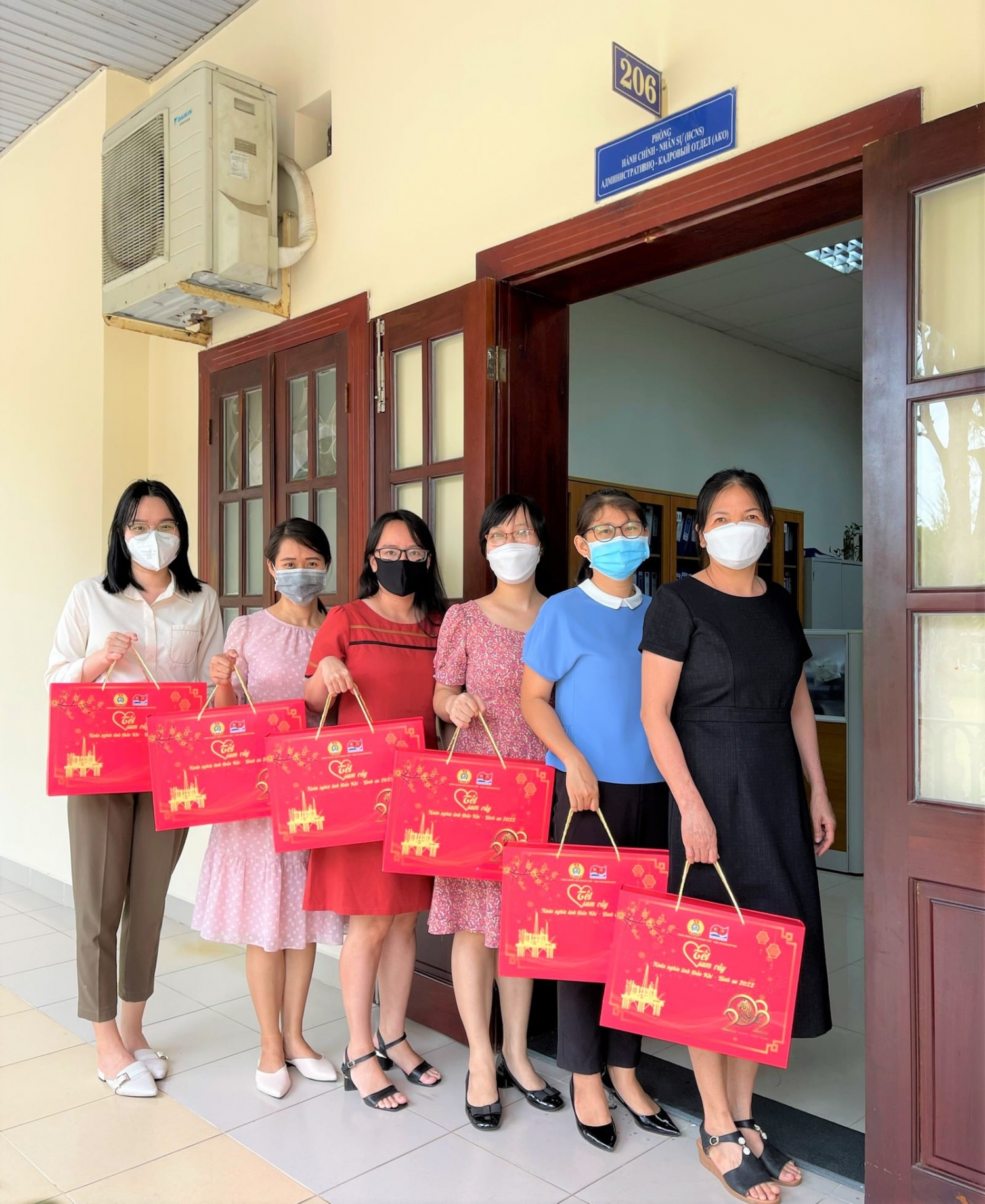 Vietsovpetro: “Tết sum vầy – Xuân nghĩa tình Dầu khí – Bình an” Vietsovpetro: “Tết sum vầy – Xuân nghĩa tình Dầu khí – Bình an”