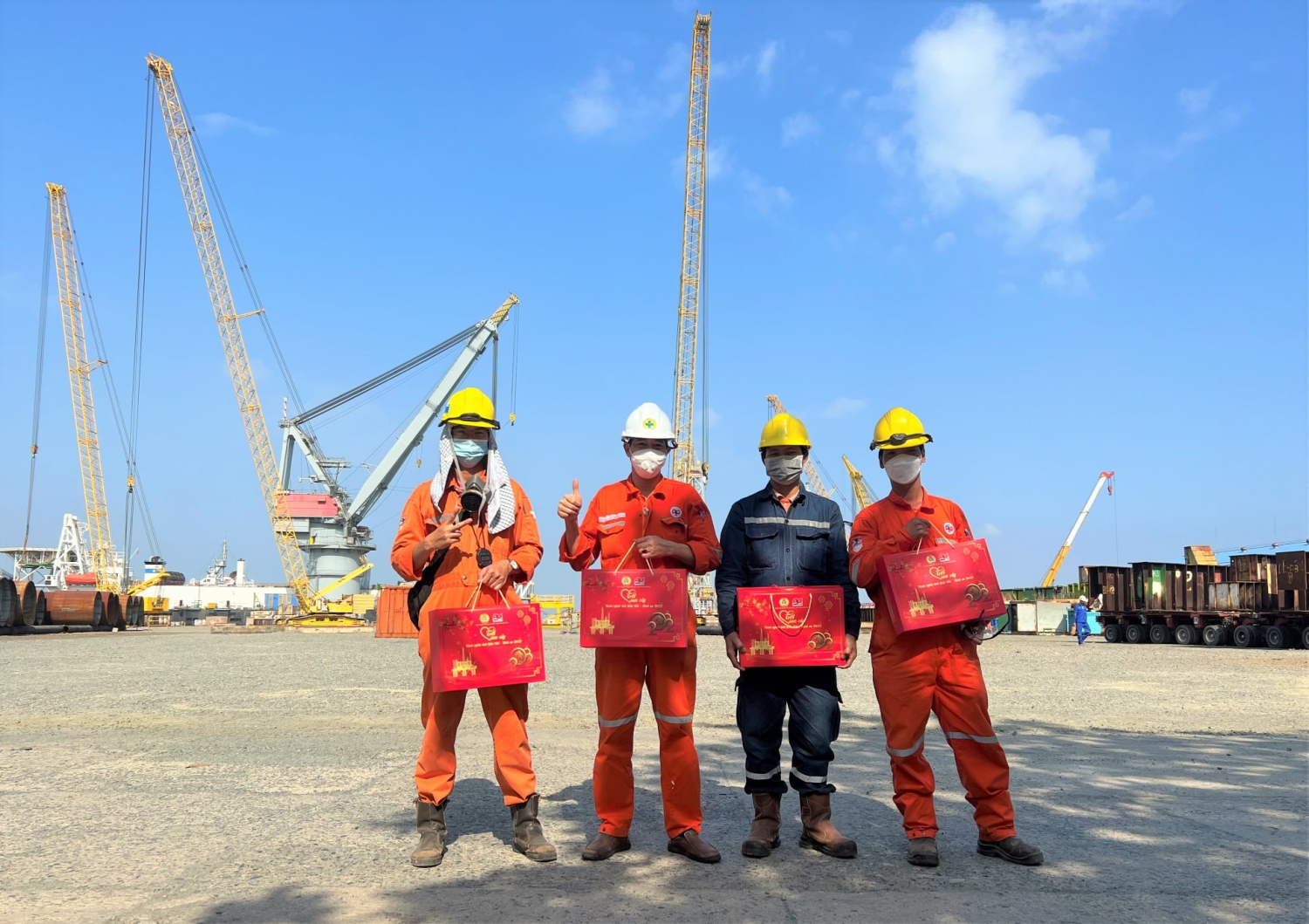 Trao quà cho người lao động tại khu vực Cảng Vietsovpetro Trao quà cho người lao động tại khu vực Cảng Vietsovpetro