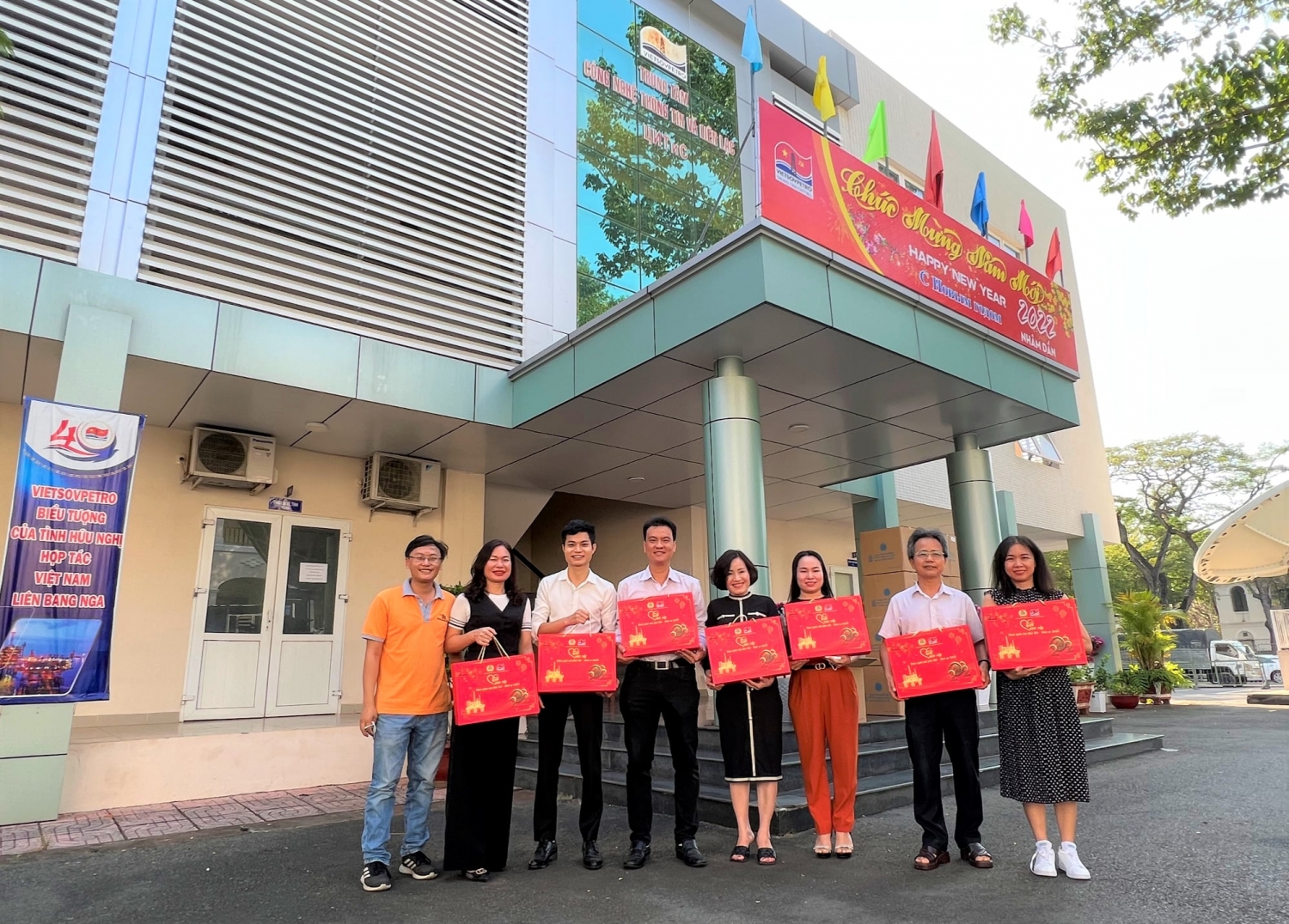 Vietsovpetro: “Tết sum vầy – Xuân nghĩa tình Dầu khí – Bình an” Vietsovpetro: “Tết sum vầy – Xuân nghĩa tình Dầu khí – Bình an”