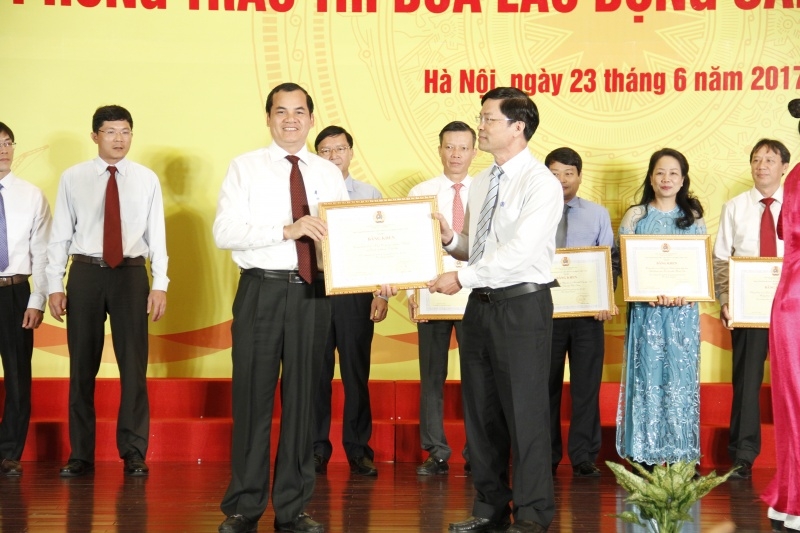 Chủ tịch Công đoàn PV Drilling nhận Bằng khen của Tổng Liên đoàn Lao động Việt Nam về thành tích xuất sắc trong phong trào lao động sáng tạo giai đoạn 2012-2016.