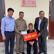 Xí nghiệp Dịch vụ trao tặng nhà tình thương tại Ninh Bình