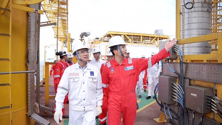 Chủ tịch Hội đồng thành viên Petrovietnam Hoàng Quốc Vượng kiểm tra công tác trên giàn khai thác Hải Thạch - Mộc Tinh