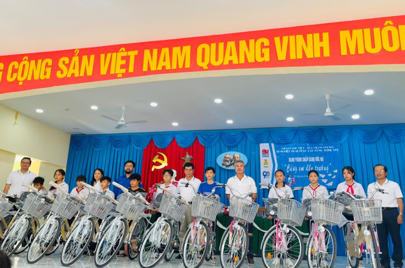 Hành trình chắp cánh ước mơ - Cùng em đến trường năm 2021