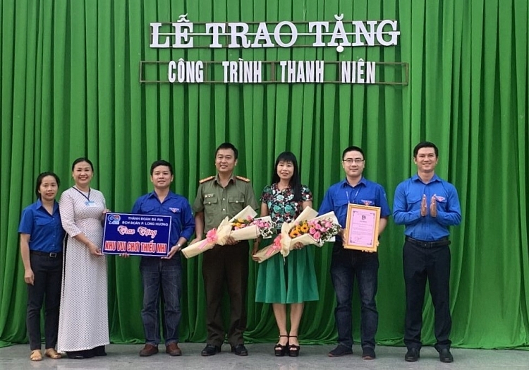 Tuổi trẻ PTSC M&C: Trao tặng “Khu vui chơi thiếu nhi” cho trường tiểu học Long Hương Tuổi trẻ PTSC M&C trao tặng khu vui chơi thiếu nhi cho Trường tiểu học Long Hương