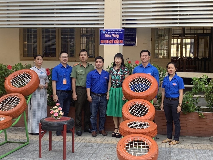 Tuổi trẻ PTSC M&C: Trao tặng “Khu vui chơi thiếu nhi” cho trường tiểu học Long Hương Tuổi trẻ PTSC M&C trao tặng khu vui chơi thiếu nhi cho Trường tiểu học Long Hương