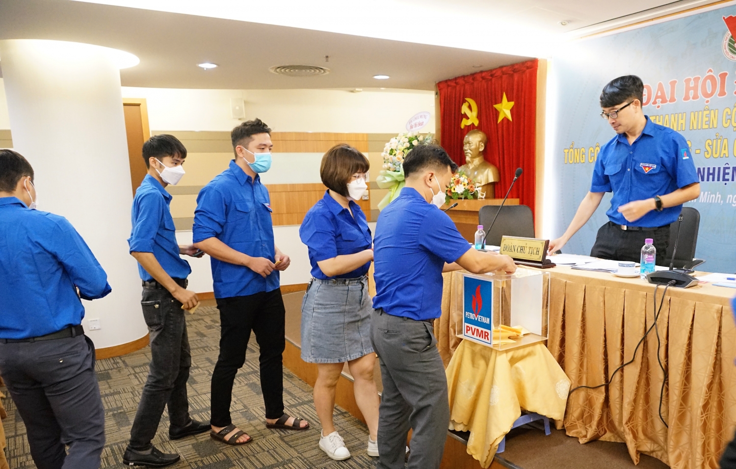 Tuổi trẻ PVMR: Tiên phong - Cống hiến - Gương mẫu - Đoàn kết - Sáng tạo Tuổi trẻ PVMR: Tiên phong - Cống hiến - Gương mẫu - Đoàn kết - Sáng tạo