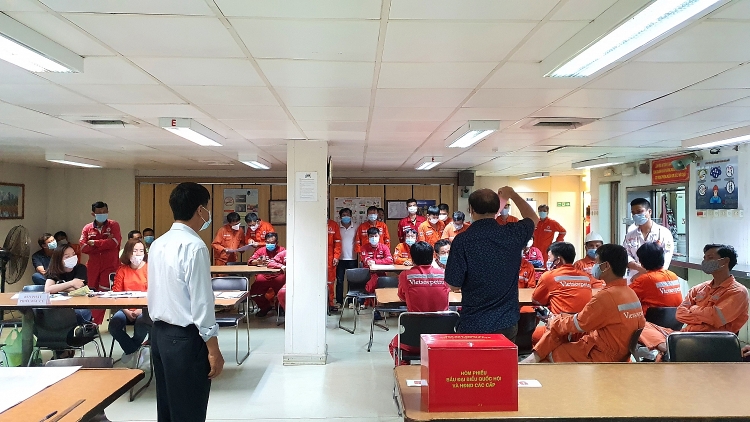 Tổ chức bầu cử sớm trên tàu Hoàng Sa và xà lan VSP06