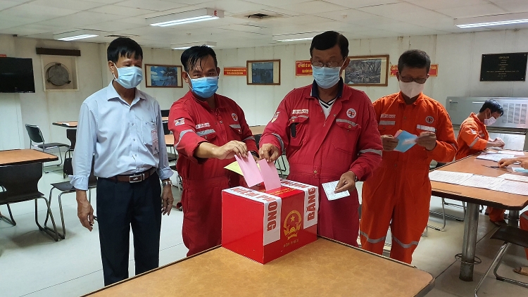 Tổ chức bầu cử sớm trên tàu Hoàng Sa và xà lan VSP06