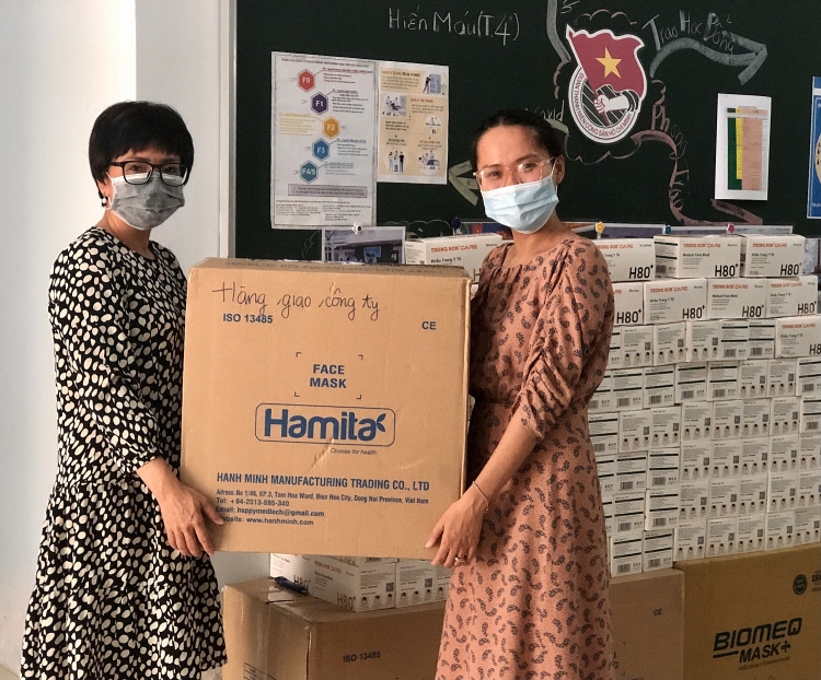 Công đoàn SH1PP cấp phát khẩu trang cho người lao động