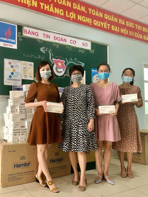 Công đoàn SH1PP cấp phát khẩu trang cho người lao động