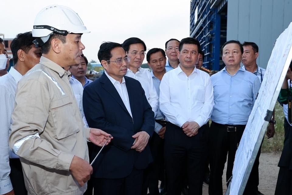 Thủ tướng Chính phủ Phạm Minh Chính thị sát và động viên cán bộ, người lao động trên công trường dự án NMNĐ Long Phú 1.