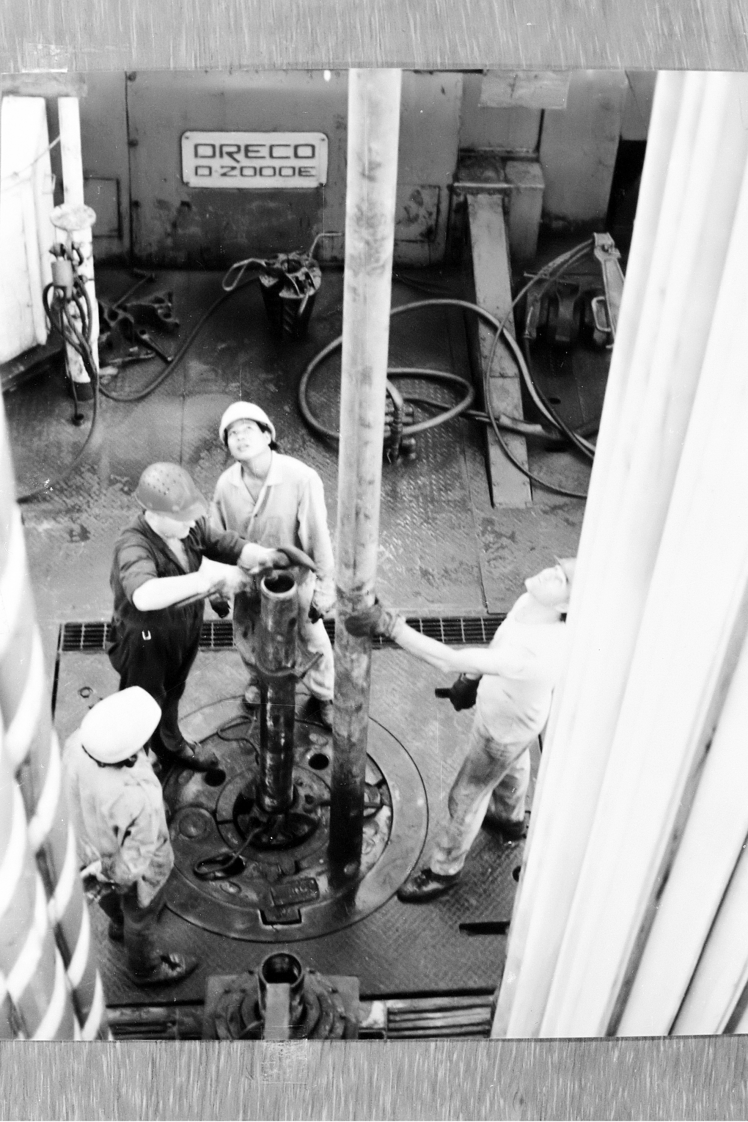 Ngày 6/9/1988 bắt đầu khai thác dầu từ tầng móng mỏ Bạch Hổ, đưa sản lượng những năm sau tăng vọt