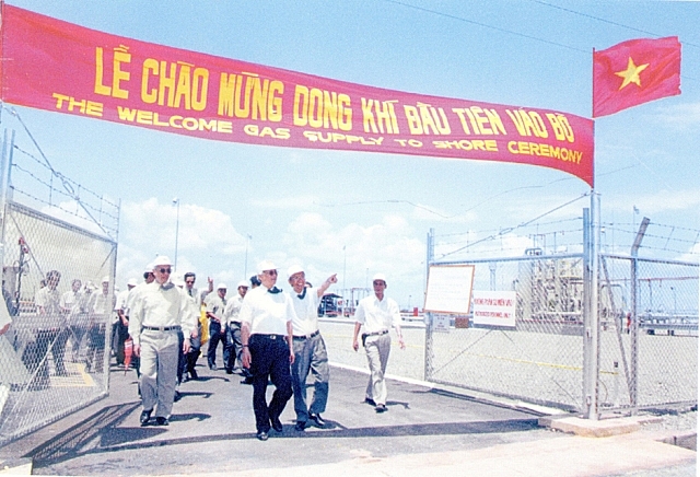 Vietsovpetro: 38 năm từ Bạch Hổ đến Cá Tầm vietsovpetro 38 nam tu bach ho den ca tam