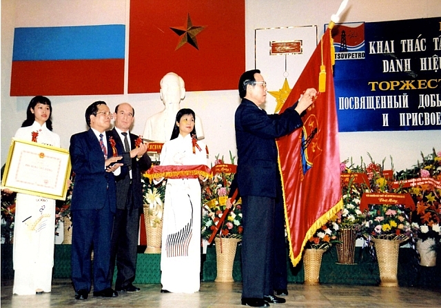 Vietsovpetro: 38 năm từ Bạch Hổ đến Cá Tầm vietsovpetro 38 nam tu bach ho den ca tam