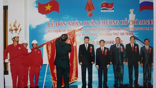 Vietsovpetro: 38 năm từ Bạch Hổ đến Cá Tầm vietsovpetro 38 nam tu bach ho den ca tam