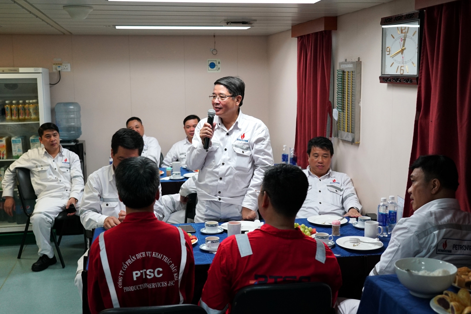 Phó Chủ tịch Quốc hội Nguyễn Đức Hải thăm người lao động dầu khí làm việc tại mỏ Thăng Long - Đông Đô Phó Chủ tịch Quốc hội Nguyễn Đức Hải làm việc, thăm hỏi, động viên người lao động dầu khí tại mỏ Thăng Long - Đông Đô