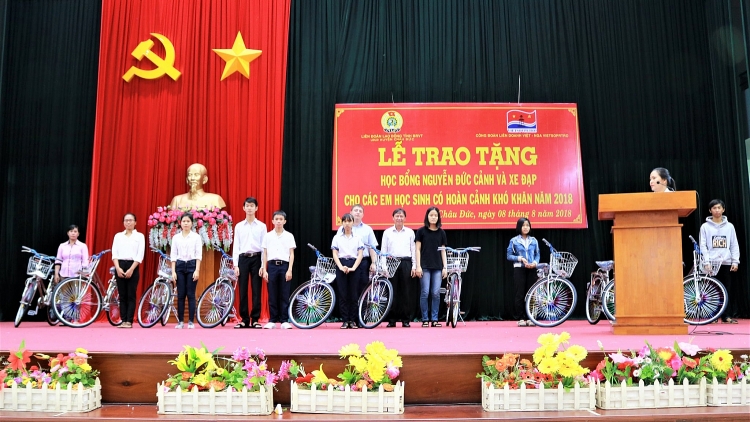 Phối hợp với Công đoàn Nga trao tặng xe đạp cho các em học sinh có hoàn cảnh khó khăn