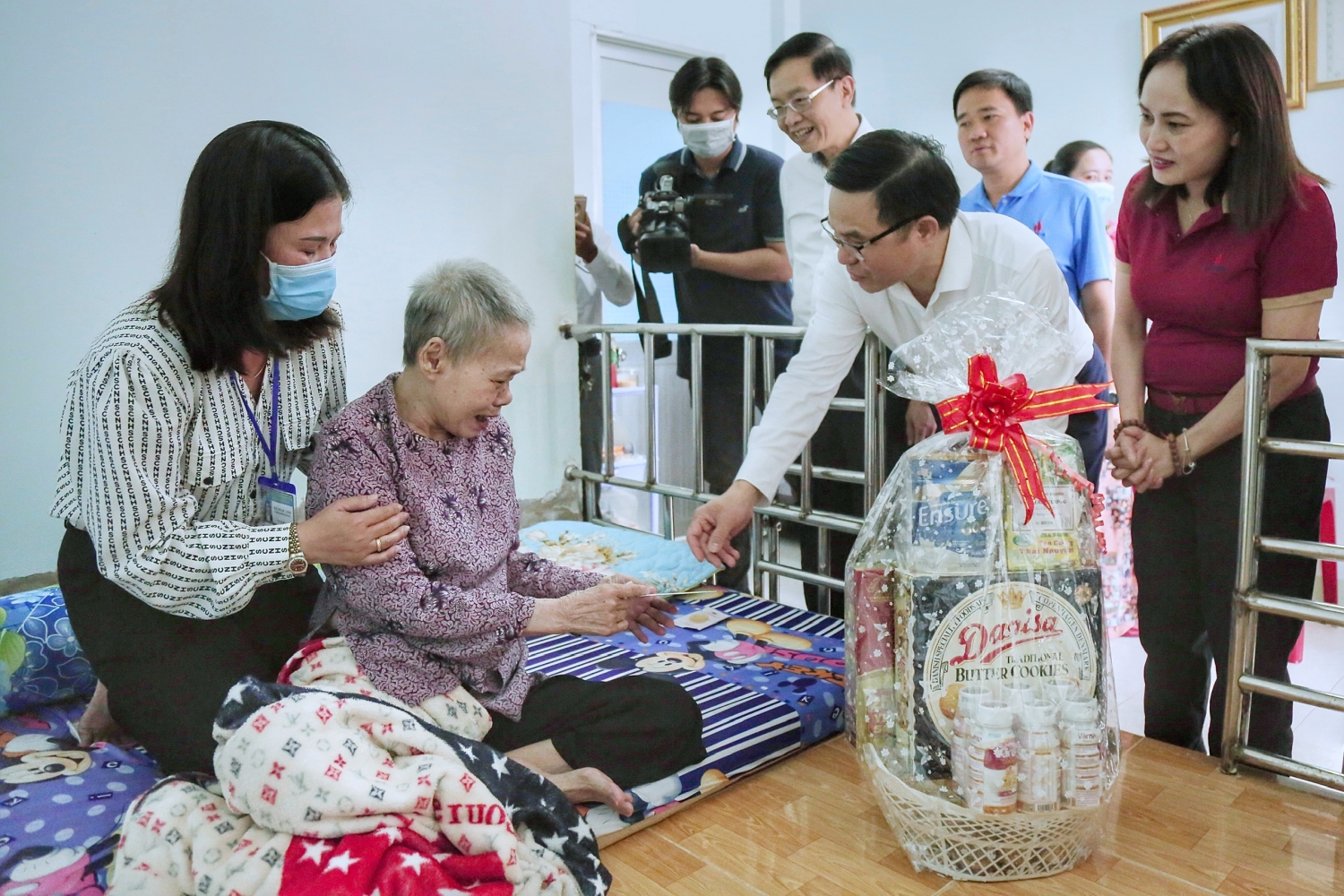 Đoàn công tác thăm Mẹ Việt Nam anh hùng Nguyễn Thị Đua Đoàn công tác thăm Mẹ Việt Nam anh hùng Nguyễn Thị Đua