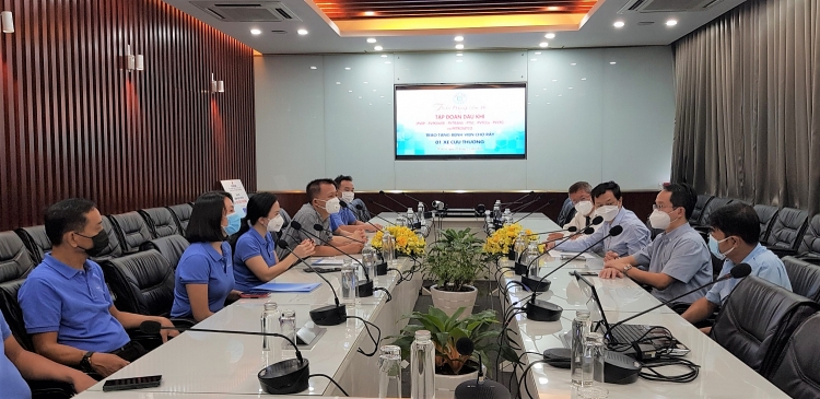 Petrovietnam trao tặng xe cứu thương cho Bệnh viện Chợ Rẫy