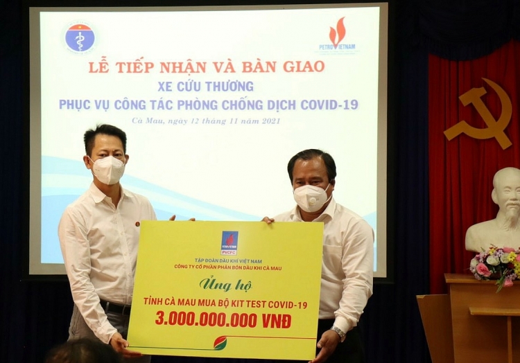 Petrovietnam trao tặng 2 xe cứu thương và 3 tỷ đồng ủng hộ công tác phòng chống dịch tỉnh Cà Mau
