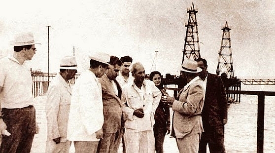 Bác Hồ thăm khu công nghiệp Dầu khí Bacu (Liên Xô cũ) năm 1959
