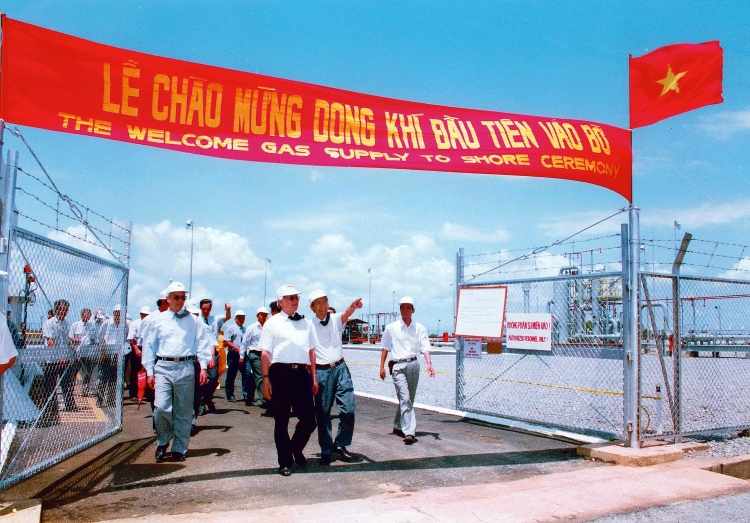 Thủ tướng Võ Văn Kiệt tham dự Lễ đón Dòng khí đầu tiên vào bờ năm 1995