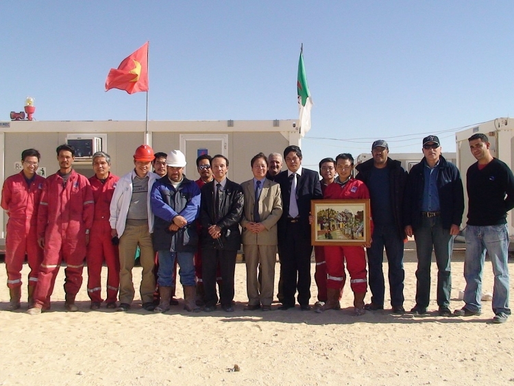 Đại sứ Việt Nam tại Algeria Đỗ Trọng Cương (thứ 9 từ trái qua) thăm và chúc Tết người lao động PV Drilling tại khoan trường Sahara.